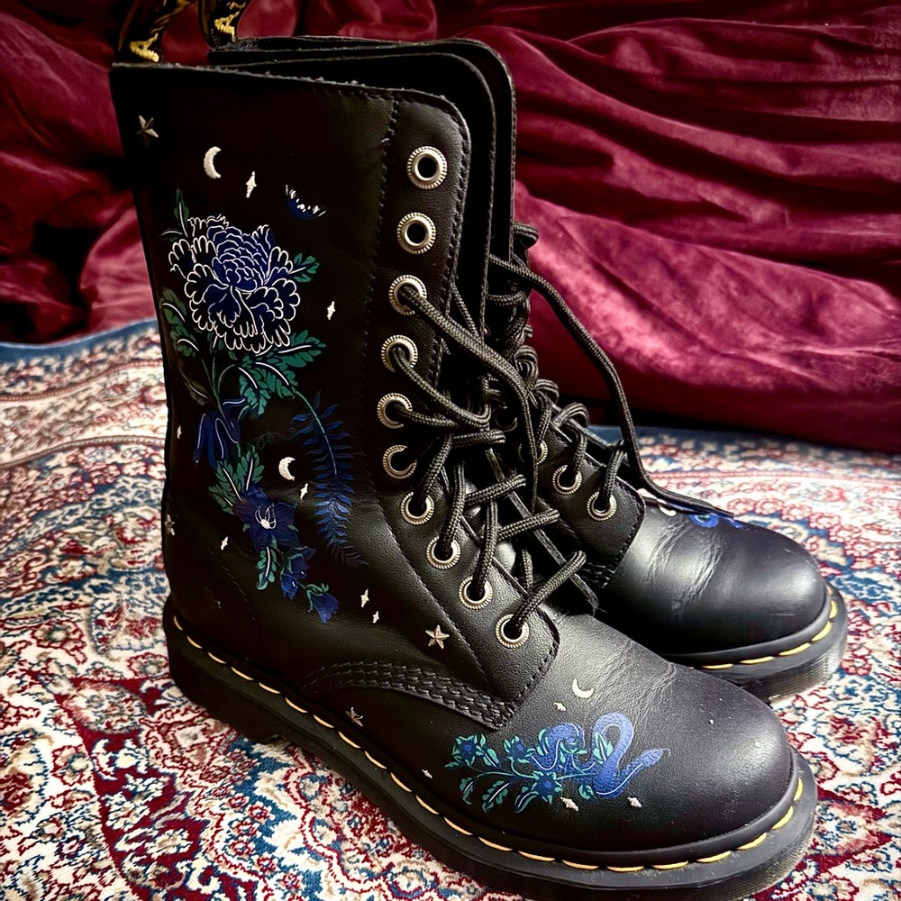 Doc Martens Floral Embroidered Black Boots. Size 7 EUC